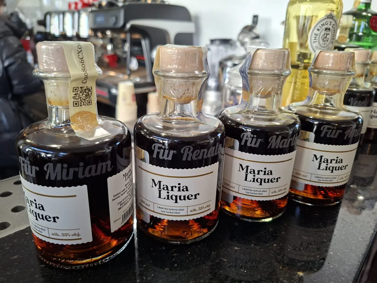 Lahvičky Maria Liquer 0,2 l s vygravírovanými jmény obdarovaných
